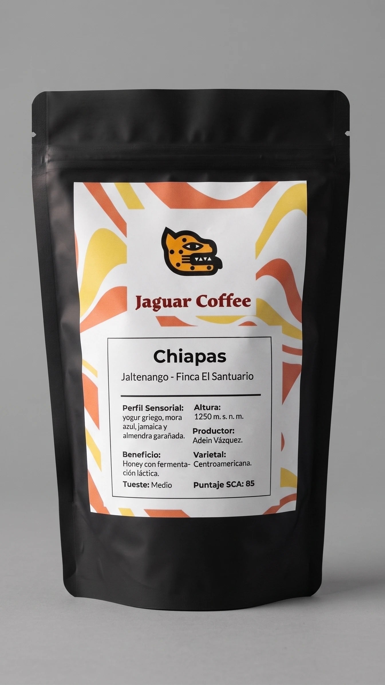 Bolsa negra mate de café de especialidad Jaguar Coffee, origen Jaltenango Chiapas, Finca El Santuario. Etiqueta frontal con patrones cálidos que detalla el proceso Honey con fermentación láctica, tueste medio y perfil sensorial con notas a yogur griego, mora azul, jamaica y almendra garapiñada.