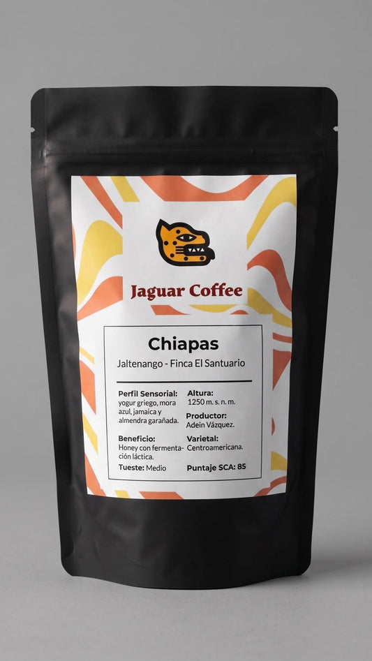 Bolsa negra mate de café de especialidad Jaguar Coffee, origen Jaltenango Chiapas, Finca El Santuario. Etiqueta frontal con patrones cálidos que detalla el proceso Honey con fermentación láctica, tueste medio y perfil sensorial con notas a yogur griego, mora azul, jamaica y almendra garapiñada.