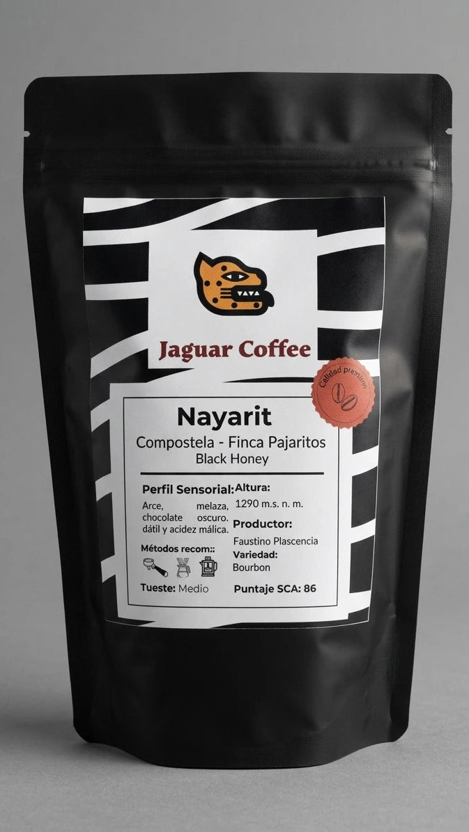 Bolsa negra mate de café de especialidad Jaguar Coffee, lote premium de Finca Pajaritos en Compostela, Nayarit. Etiqueta frontal con patrón blanco y negro, sello de calidad premium, proceso Black Honey, tueste medio y notas de cata a arce, melaza y chocolate oscuro.