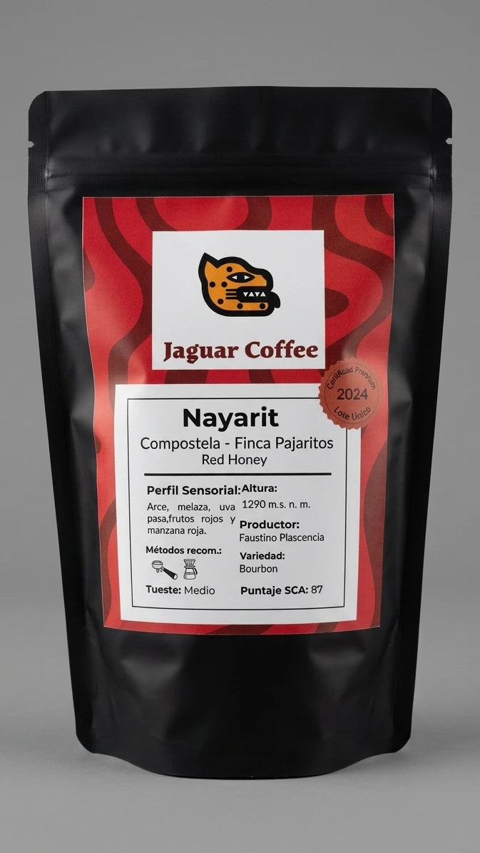 Bolsa negra mate de café de especialidad Jaguar Coffee, lote premium de Finca Pajaritos en Compostela, Nayarit. Etiqueta frontal con patrón de ondas rojas, sello de Lote Único 2024, proceso Red Honey, tueste medio y perfil con notas a arce, melaza, uva pasa, frutos rojos y manzana roja.