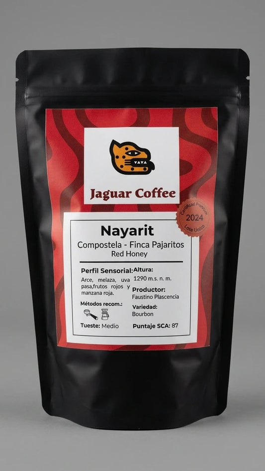 Bolsa negra mate de café de especialidad Jaguar Coffee, lote premium de Finca Pajaritos en Compostela, Nayarit. Etiqueta frontal con patrón de ondas rojas, sello de Lote Único 2024, proceso Red Honey, tueste medio y perfil con notas a arce, melaza, uva pasa, frutos rojos y manzana roja.