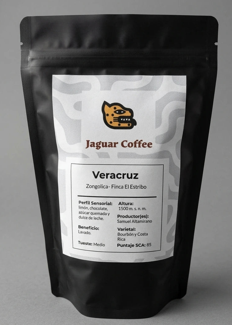 Bolsa negra mate de café de especialidad Jaguar Coffee, origen Zongolica Veracruz, Finca El Estribo. Etiqueta frontal con detalles del proceso Lavado, tueste medio y perfil sensorial con notas a dulce de leche, azúcar quemada, chocolate y limón.