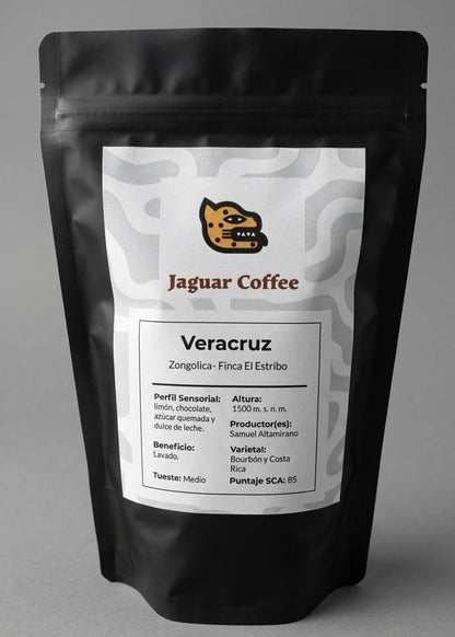 Bolsa negra mate de café de especialidad Jaguar Coffee, origen Zongolica Veracruz, Finca El Estribo. Etiqueta frontal con detalles del proceso Lavado, tueste medio y perfil sensorial con notas a dulce de leche, azúcar quemada, chocolate y limón.
