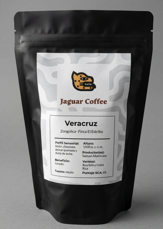 Bolsa negra mate de café de especialidad Jaguar Coffee, origen Zongolica Veracruz, Finca El Estribo. Etiqueta frontal con detalles del proceso Lavado, tueste medio y perfil sensorial con notas a dulce de leche, azúcar quemada, chocolate y limón.